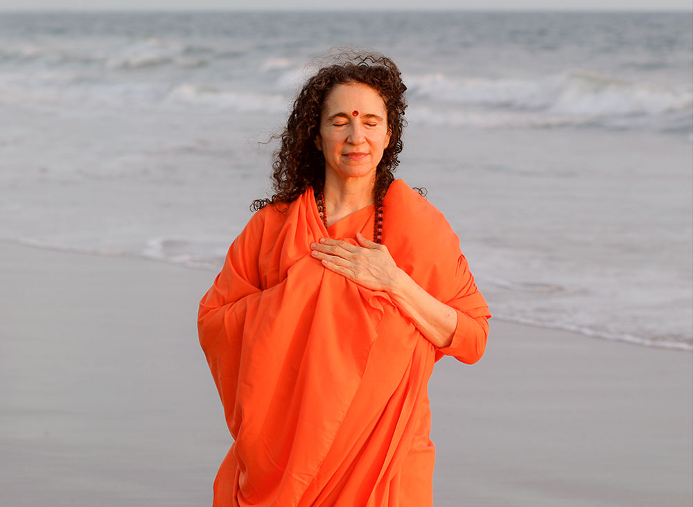 Portrait von Sadhvi Bhagawati Saraswati, herzlich lachend